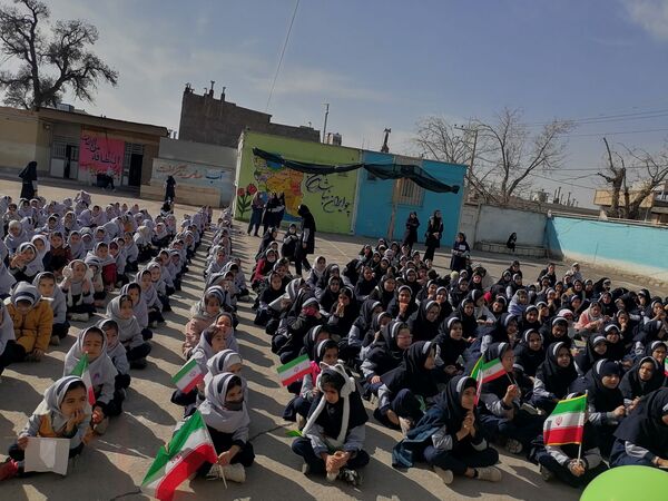  مراسم پیروزی انقلاب در مدرسه ناهید نخودی 