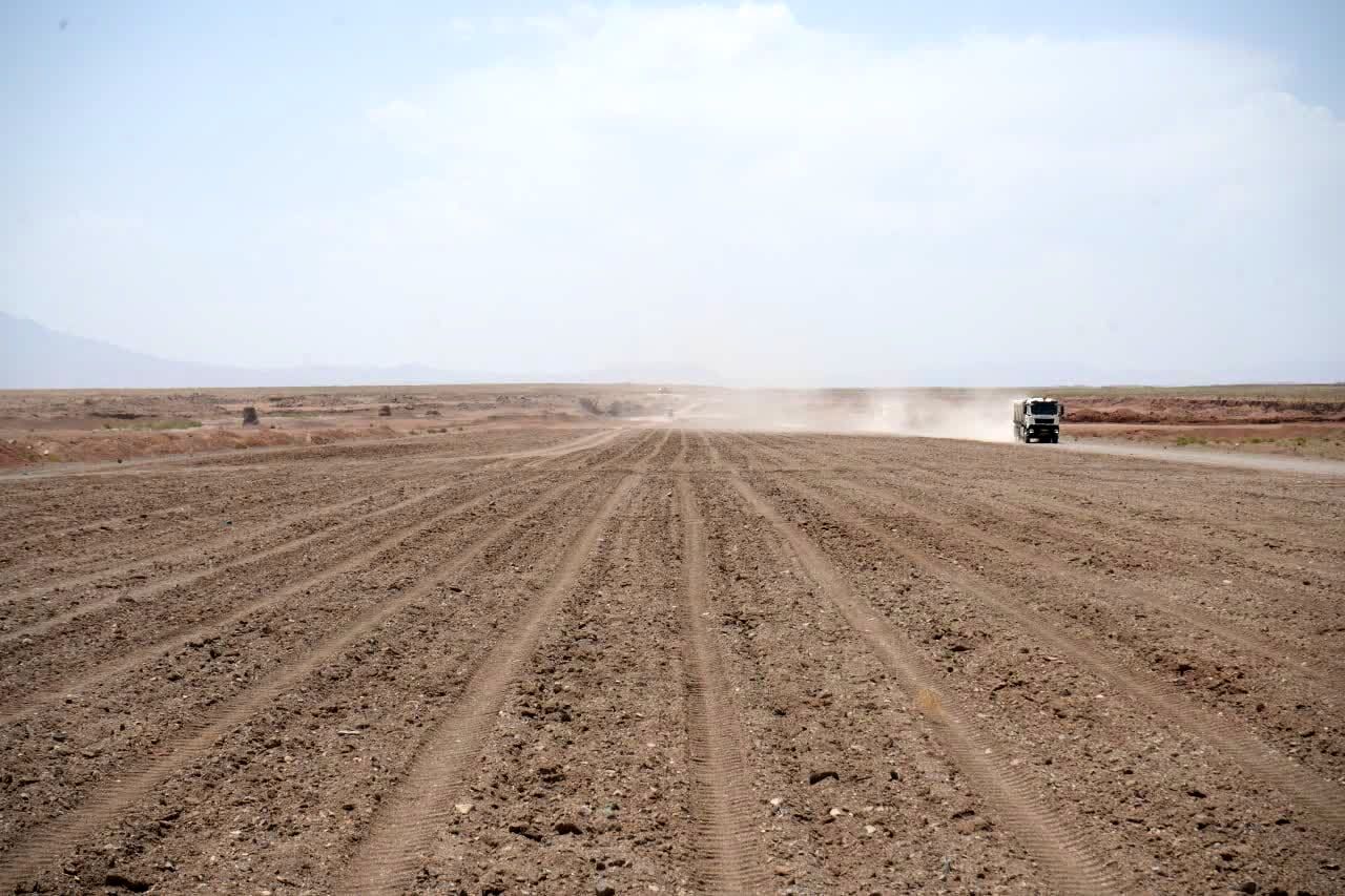 عملیات خاکبرداری باند پرواز فرودگاه بین‌المللی قم انجام  شد
