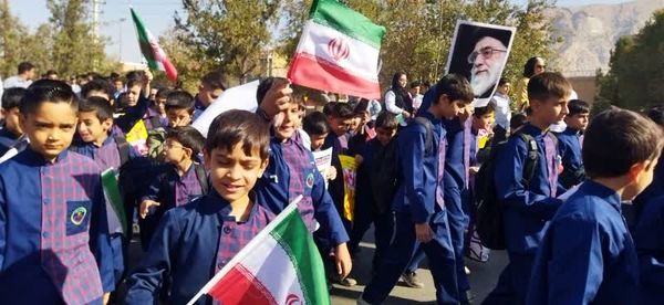 حضور نسل فهمیده ها در راهپیمایی 13 آبان 