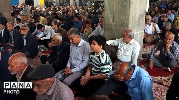از پیر تا کودک در نماز جمعه نیشابور حضور دارند-۲