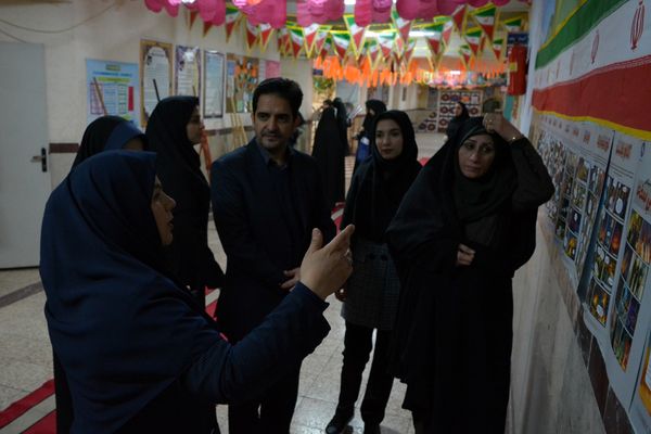 فانوس به دبیرستان حکمت آمد