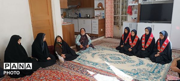 دیدار دانش آموزان پیشتاز با خانواده شهید شهامتی