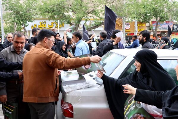 سیل خروشان زائران و مجاوران رضوی در مراسم تشییع پیکر شهدای خدمت