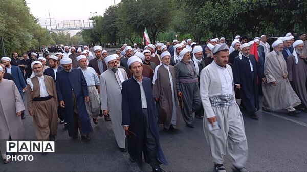 ایستادن علمای شیعه و سنی در یک صف برای نماز بر پیکر شهید