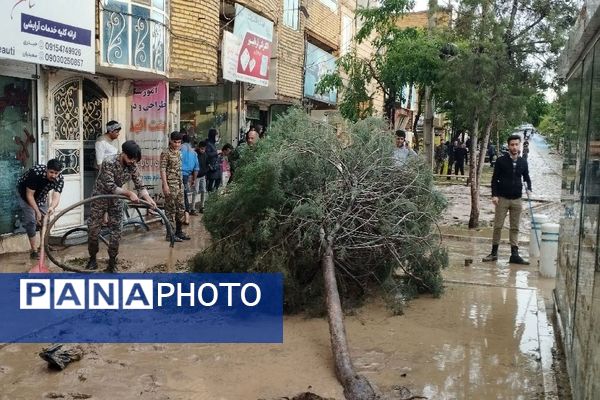 حضور جهادی بسیج و مردم برای کمک به سیل زده مشهد 
