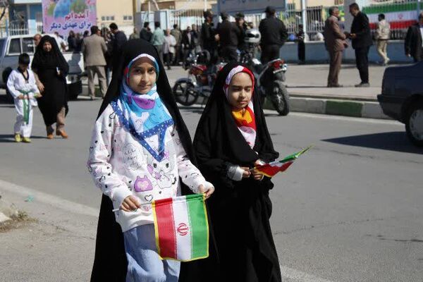 حضور پرشور دانش‌آموزان گچساران در راهپیمایی ۲۲ بهمن
