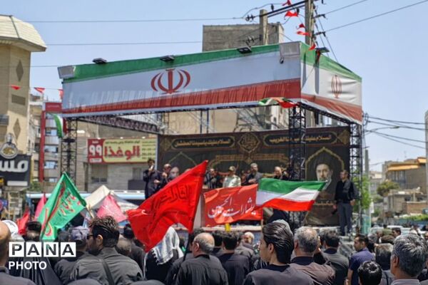نماز ظهر عاشورا در میدان امام خامنه‌ای