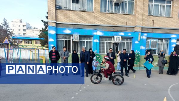 آیین نواختن زنگ هوای پاک در دبستان شریعه افشار‌نژاد ناحیه ۶