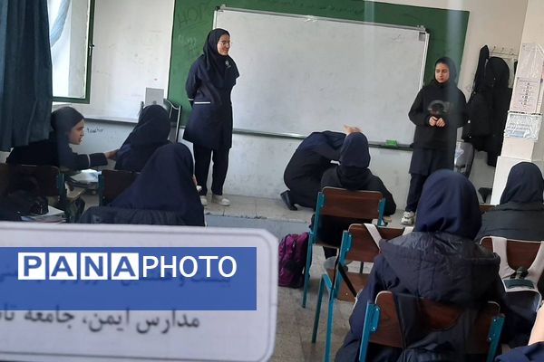 بیست و هفتمین مانور سراسری زلزله و ایمنی در دبیرستان دخترانه فرزانگان شهرقدس با شعار  مدرسه ایمن‌، جامعه تاب آور 