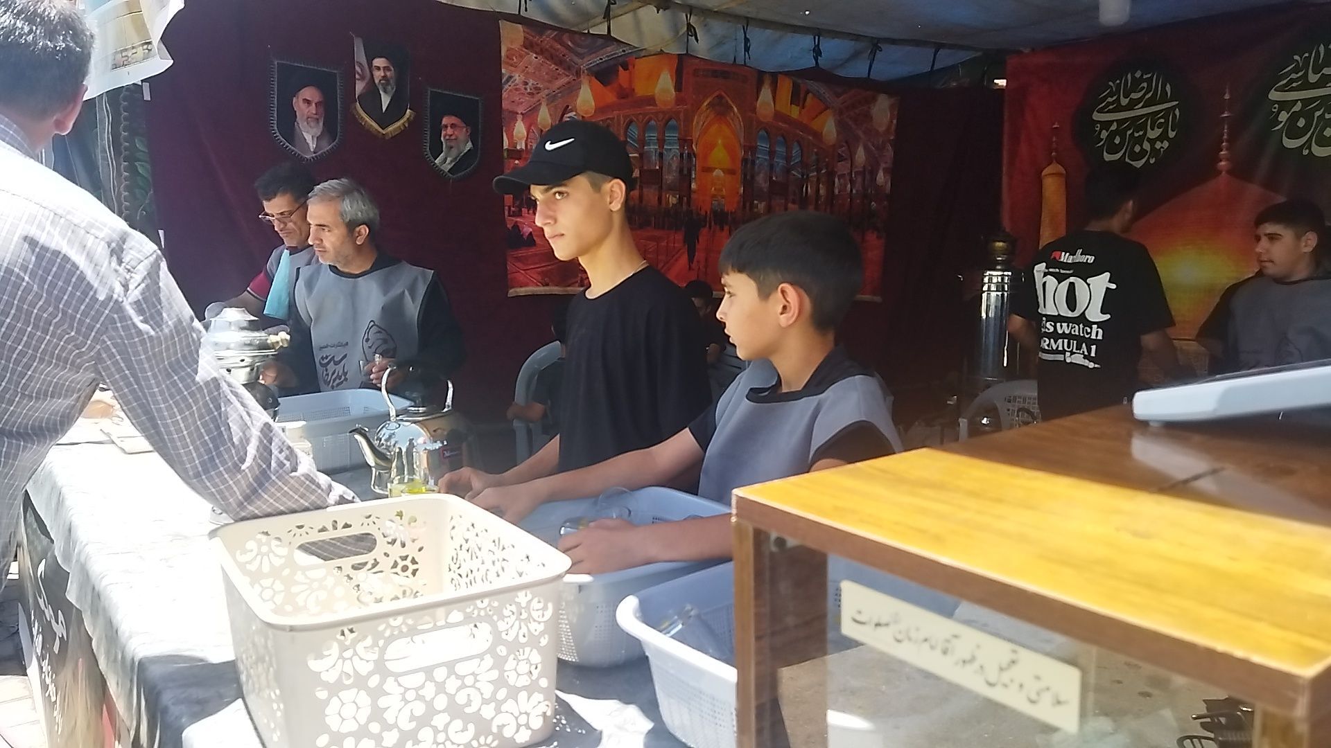 گذری بر فعالیت موکب خیمه العباس یک روز مانده به تشییع رهبر شهید در مشهد 