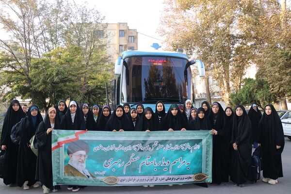بدرقه دانش‌آموزان فعال عضو تشکل‌های دانش‌آموزی به مراسم دیدار با رهبر انقلاب