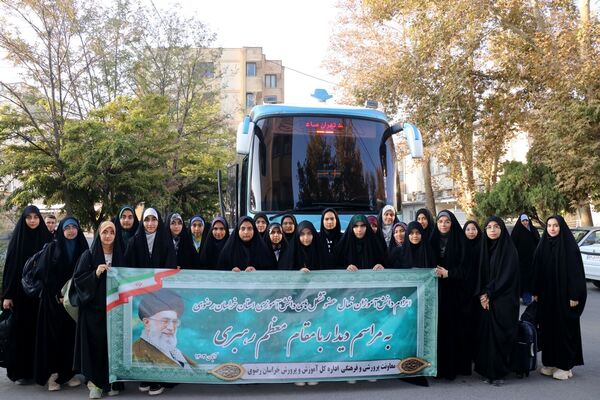 بدرقه دانش‌آموزان فعال عضو تشکل‌های دانش‌آموزی به مراسم دیدار با رهبر انقلاب