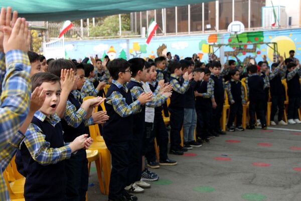 جشن شکوفه‌ها در دبستان منوچهر رزاقی ناحیه۳ مشهد