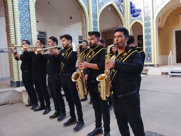غبارروبی و عطرافشانی گلزار مطهر شهدا در نیشابور 