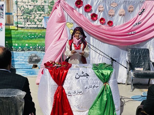 نواختن زنگ جشن نیکوکاری در دبستان زینب قهرمانی مه ولات