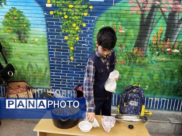  بازارچه دانش آموزی به مناسبت سالگرد پیروزی انقلاب اسلامی در دبستان پسرانه پاسدارن ناحیه ۳