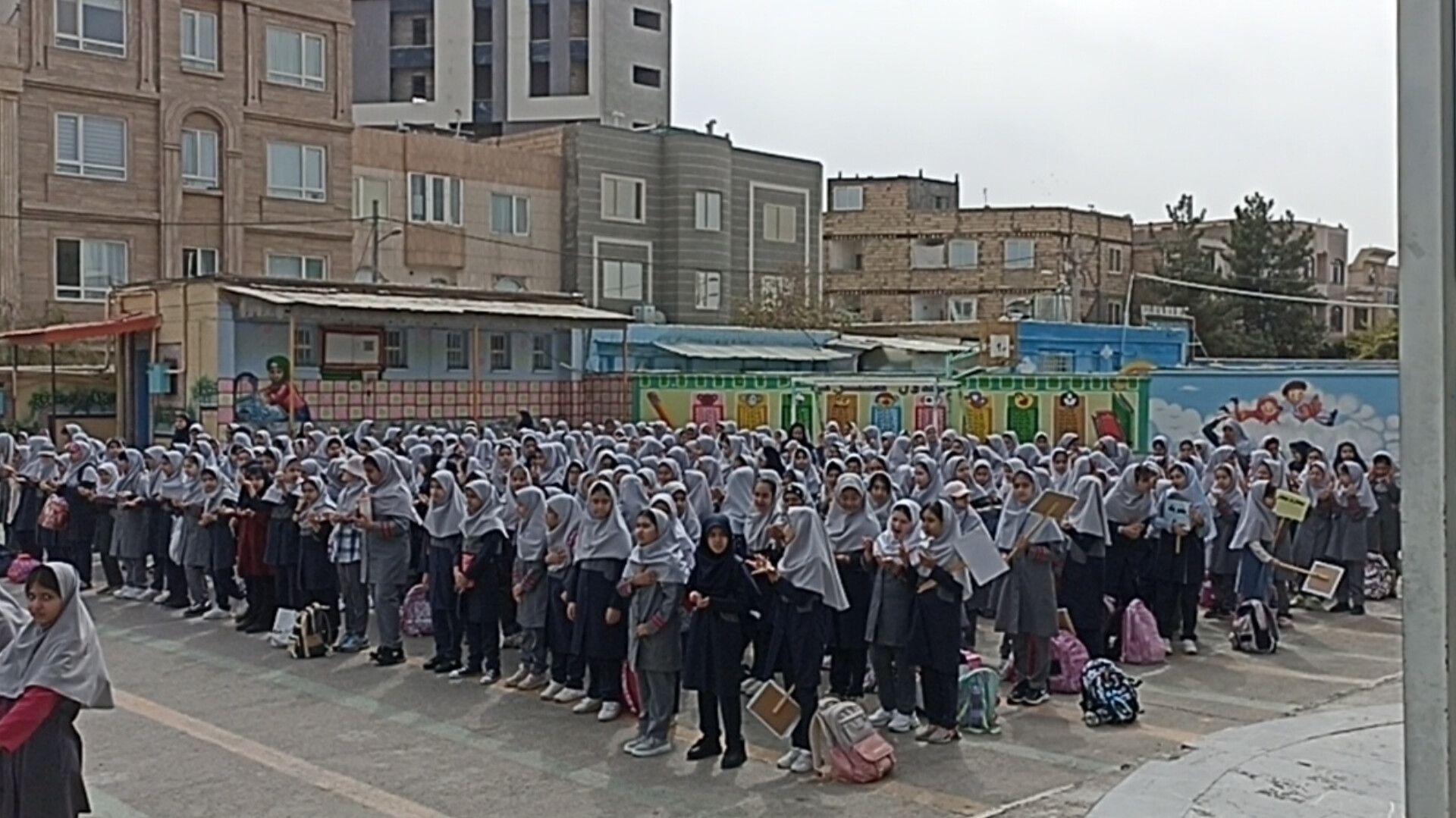 حال و هوای دانش‌آموزان در آغاز سال تحصیلی در دبستان نیایش ۲ 