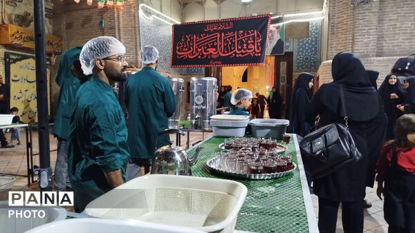 ‌گذری بر چایخانه فاطمه الزهرا در ششمین شب از مراسم عزاداری امام حسین در حسینیه امام خمینی 