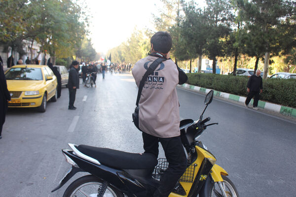 جلوه‌هایی از حضور نوجوانان در مراسم تشییع و خاکسپاری شهدای گمنام