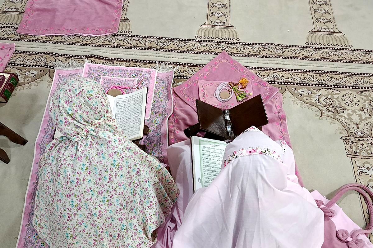  مراسم اعتکاف یک روزه در دبستان شهید غیوری شهرری