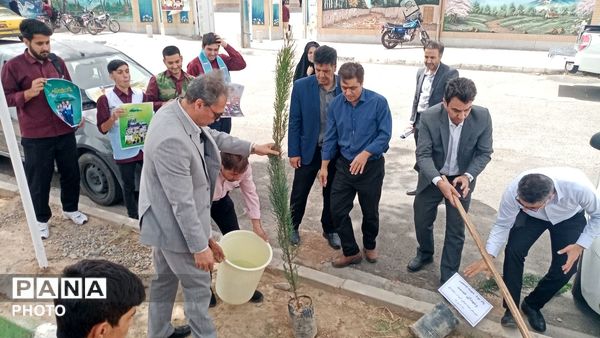 مسئولین اداره آموزش و پرورش کاشمر دو نهال بر زمین نهادند