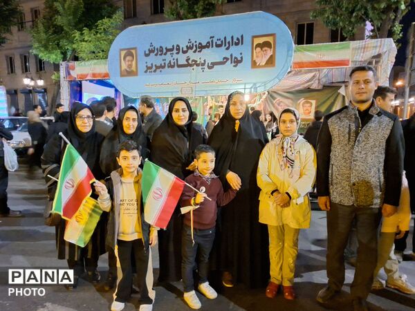 غرفه جهادی آموزش و پرورش ناحیه ۴ تبریز با حضور معلمان فعال علمی و فرهنگی، در میدان ساعت تبریز