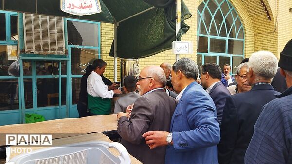 گذری بر فعالیت چایخانه داخل مسجد جامع در دومین نمازجمعه آبان ماه ۱۴۰۵ نیشابور 
