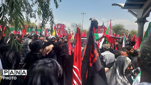 موج جمعیت در خیابان‌های تهران برای بدرقه رهبر شهید
