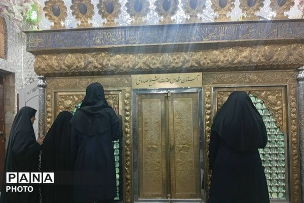 تجدید میثاق دانش‌آموزان مدرسه ایثار با آرمان‌های شهدا