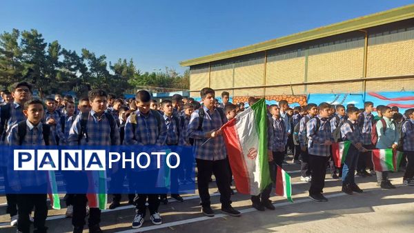 نواختن زنگ آغاز سال تحصیلی در مدرسه اندیشه شاهد منطقه ۱۶ 