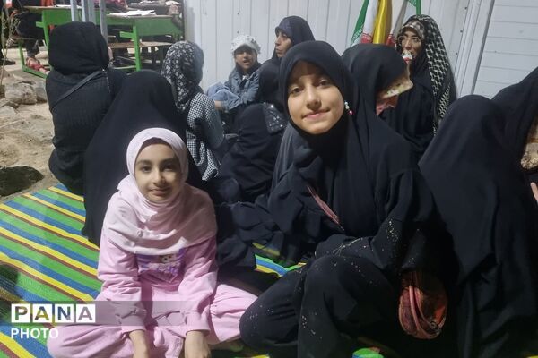 اهدای هدیه به دختران انقلابی دبستان حاتم ناحیه دو شهرری در میدان نماز 