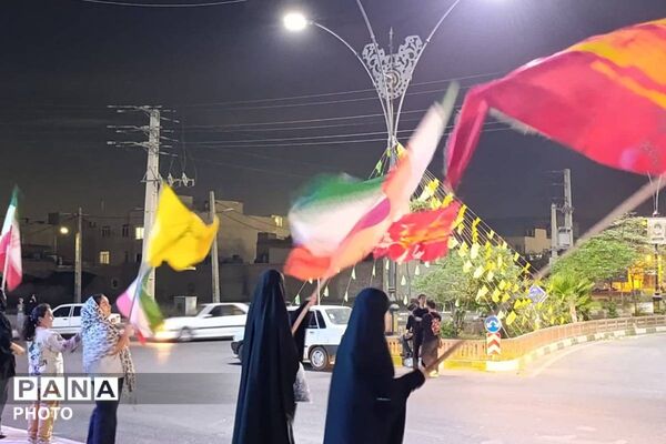 رقص پرچم‌ها در میدان شهید سلیمانی؛ شب 222، شب اتحاد دانش‌آموزان و مردم
