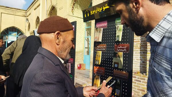گذری بر غرفه موسسه منتظران ظهور  در نماز جمعه این هفته نیشابور 