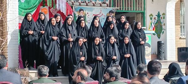 گرامیداشت سالگرد انقلاب با نواختن زنگ در دبیرستان دخترانه شاهد