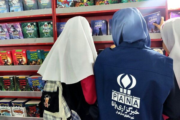 بازید دانش‌آموزان دبستان سعادت از نمایشگاه کتاب