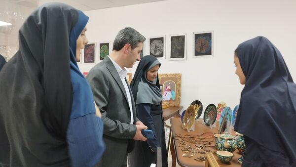 نمایشگاه دستاوردهای هنرجویان هنرستان شیخ محمد بلیغ و معرفت در شهرستان فیروزکوه