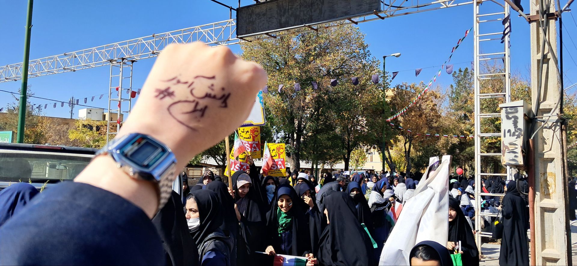 مشت هایی از نماد استواری و شجاعت 