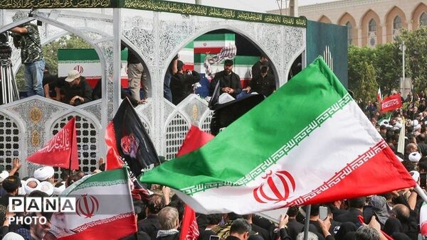 بدرقه باشکوه پیکر رهبر شهید روی دستان پرمهر ملت