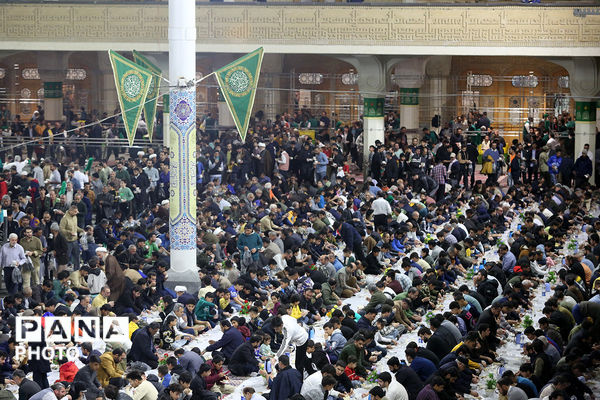 سفره افطاری حرم کریمه اهل بیت(س) در ماه ضیافت الهی