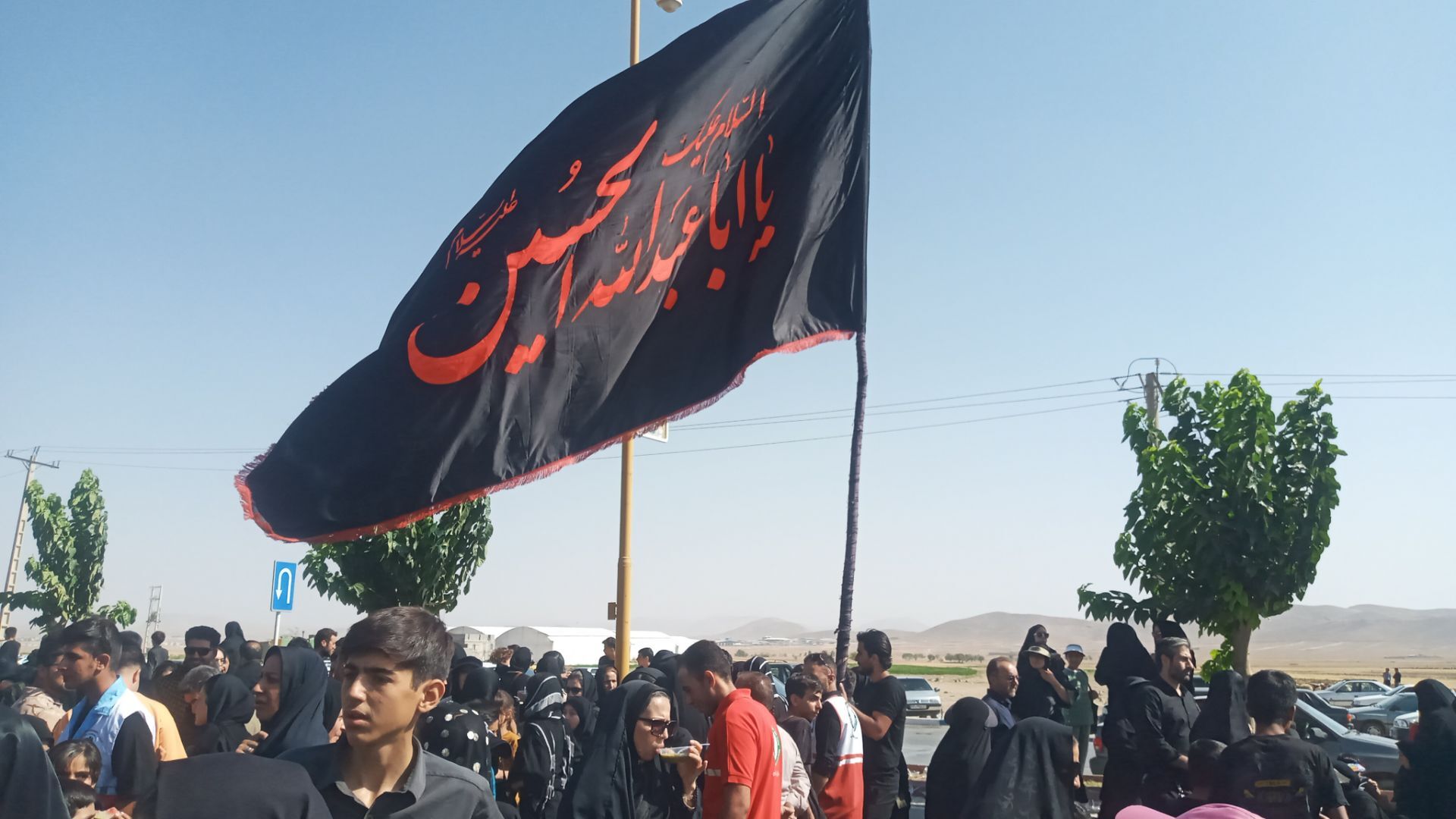 عاشقان حسینی بار دیگر عشق و ارادت خود را به امام حسین(ع) و یارانش با پای پیاده، نشان دادند