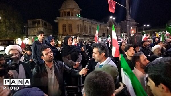 یک تجمع شلوغ با جواد قارایی