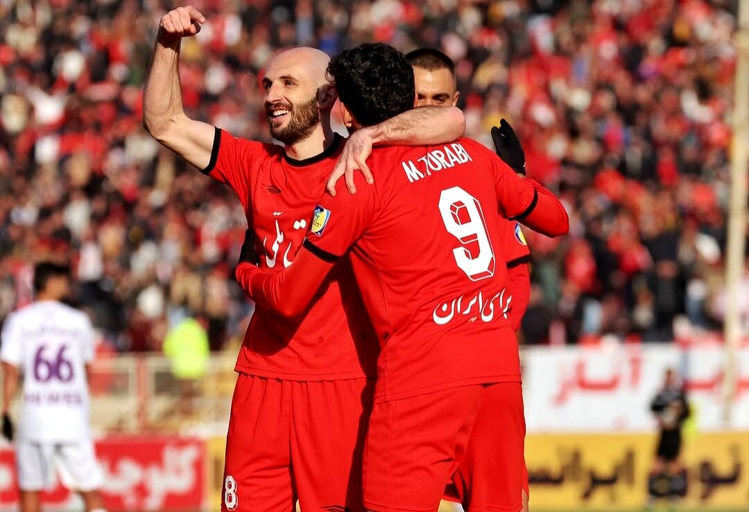 برد تراکتور مقابل هوادار بدون هوادار
