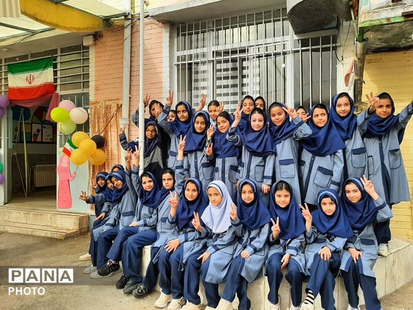 بازارچه کارآفرینی دانش‌آموزان شهید جواهری۲ 