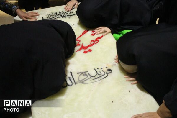 نماز استغاثه به امام زمان؛در کنار شهید گمنام
