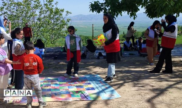 پیاده‌روی اعضای هلال احمر در روستای کشانک