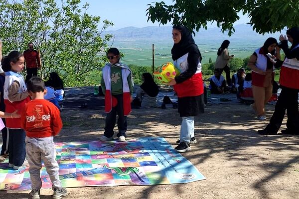 پیاده‌روی اعضای هلال احمر در روستای کشانک