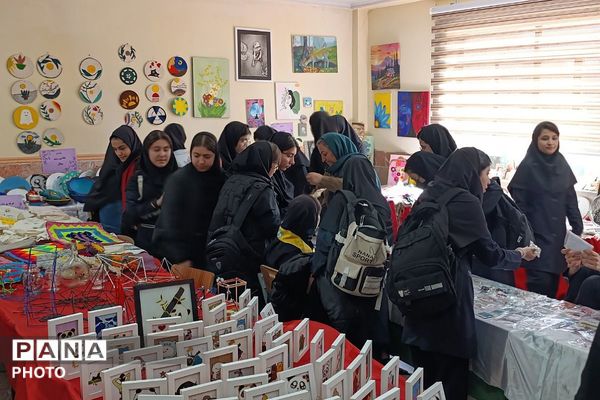 نمایشگاه کار و فناوری در دبیرستان نشاط بهارستان‌دو