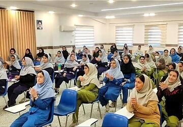 جشن ایام‌الله دهه فجر در دبیرستان فرزانگان قائمشهر