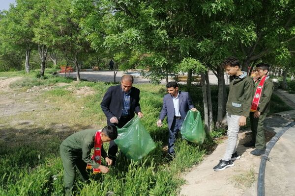 حضور دانش‌آموزان پیشتاز دبستان شهید شوشتری در کوهستان پارک شهرستان فاروج