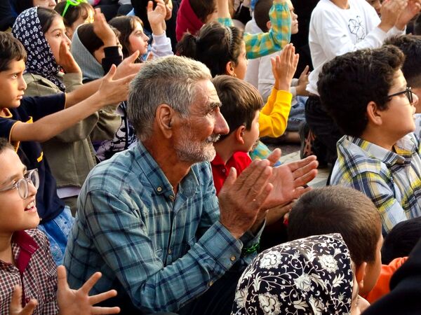 قدم هایی به عشق معلمان